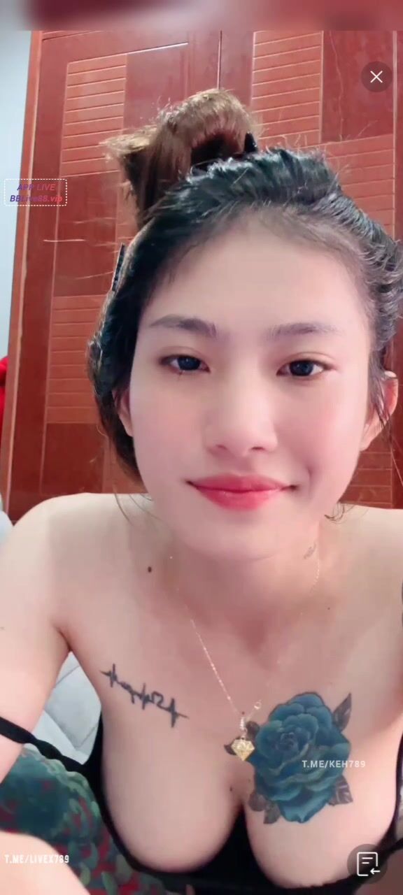 Idol tiktok Huỳnh Bảo Trân livetream show hàng xoa bóp cặp vú cực căng tròn p3